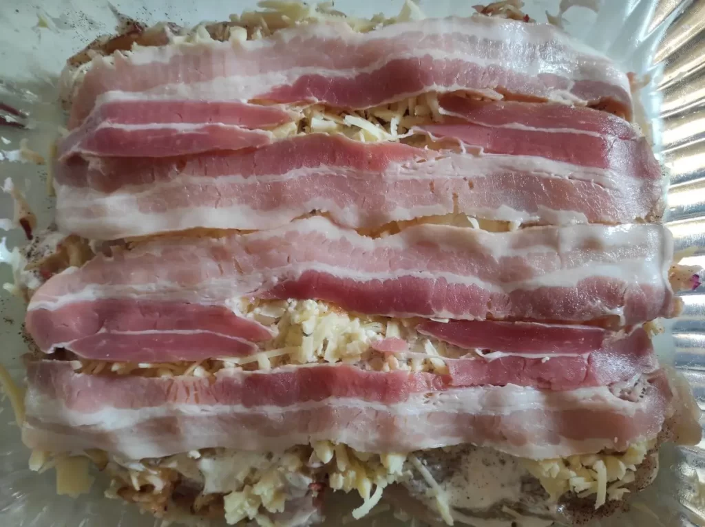 A szeletelt baconszalonnával lefedett második réteg